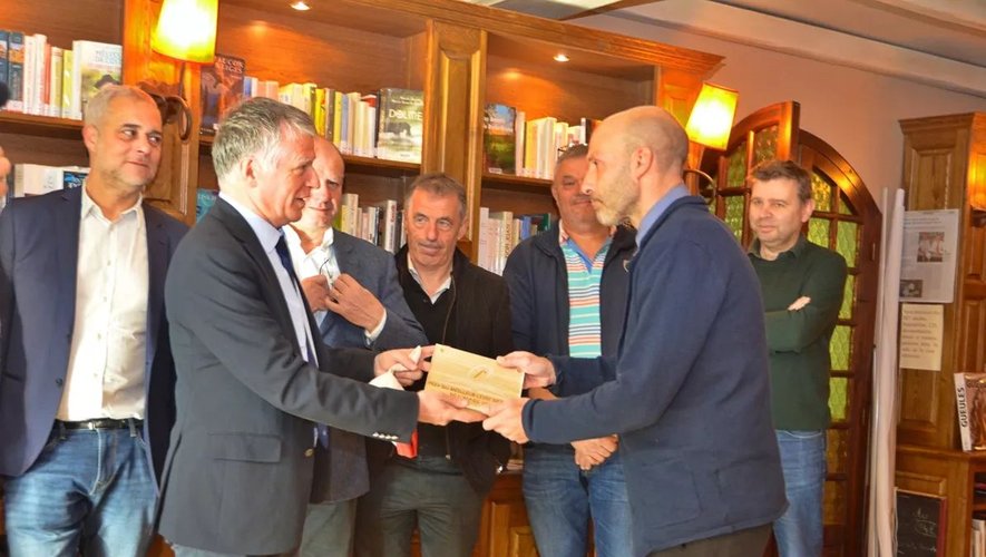 Le député Philippe Folliot remet le deuxième Prix La Biblioteca à Benoit Jeantet.