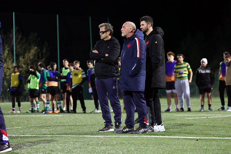 Fabien Galthié, accompagné de Patrick Arlettaz et Nicolas Jeanjean.