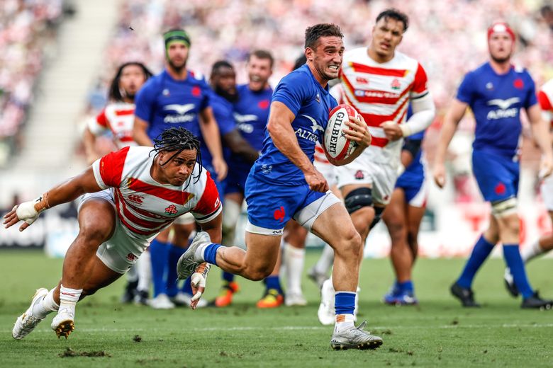 International - Tevita Tatafu face à la France, tente ici de plaquer Baptiste Couilloud