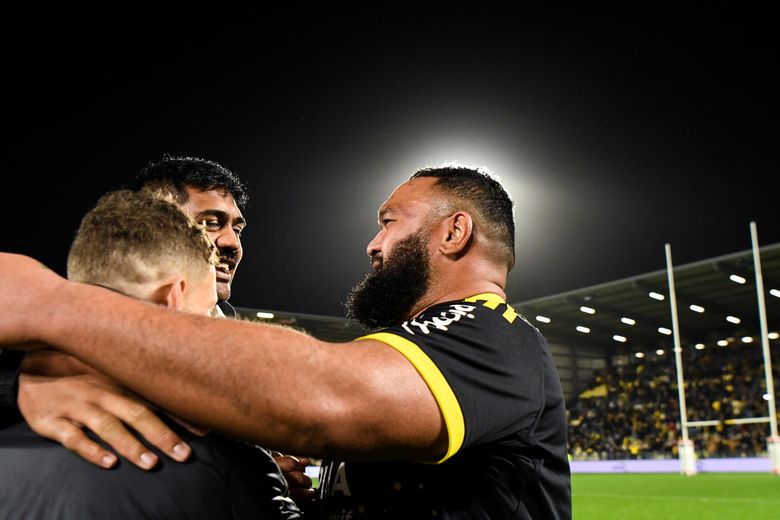Uini Atonio avec Will Skelton et Tawera Kerr-Barlow après le succès face l'UBB.
