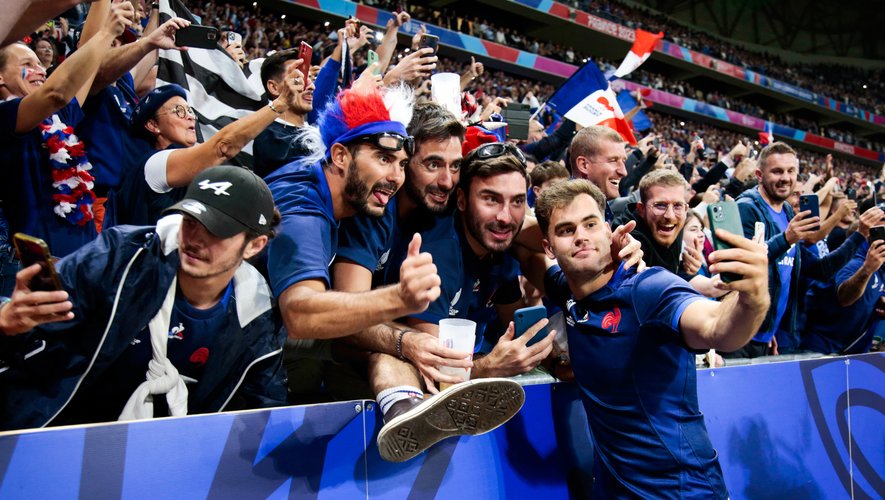 Damian Penaud avec les supporters français lors de la Coupe du monde.