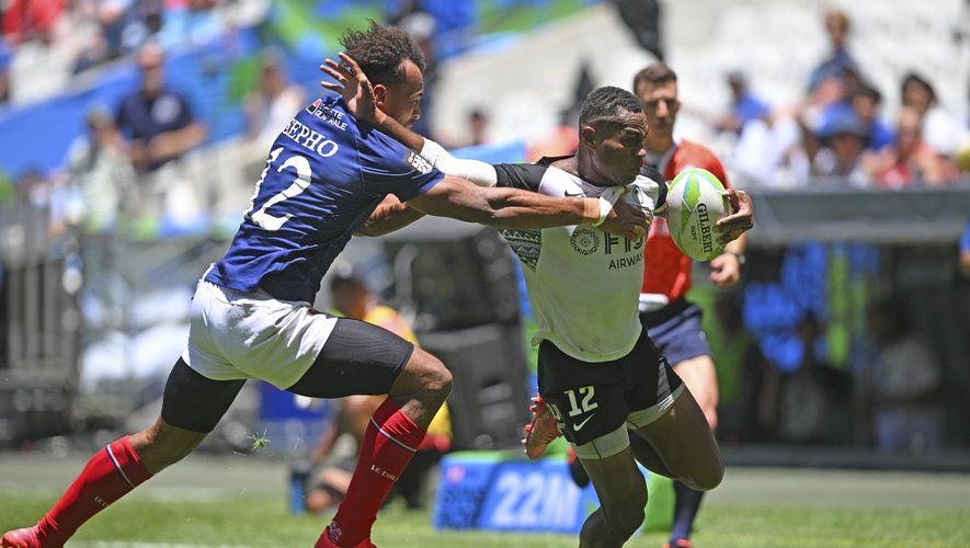 Vuiviwa Naduvalo face à Jordan Sepho lors de Fidji - France lors du tournoi de Cape Town