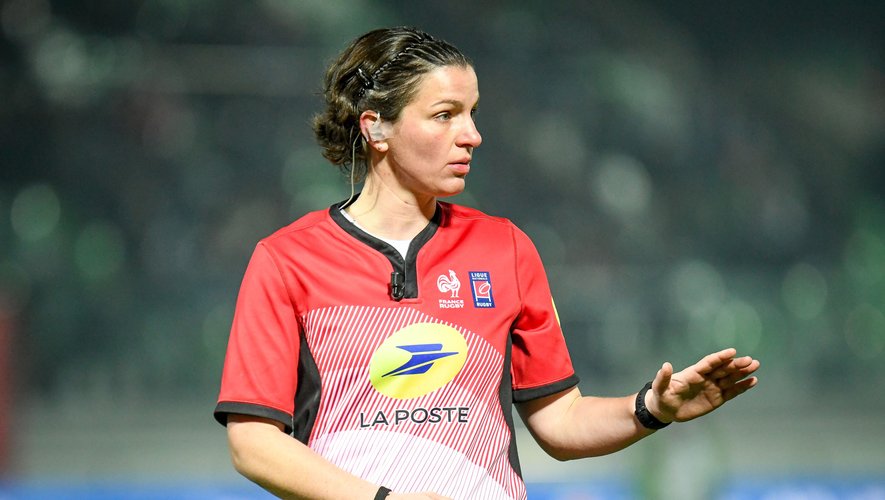 Aurélie Groizeleau arbitrait lors du 6 Nations U20 en 2022