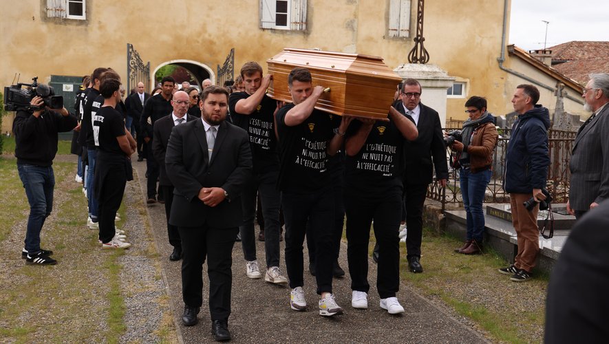 Les joueurs de Mont-de-Marsan ont porté le cercueil.