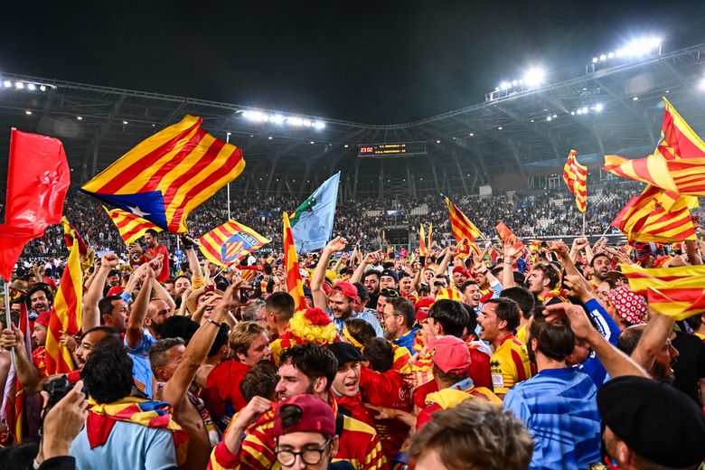 Les supporters catalans célèbrent la victoire contre Grenoble en 2023, qui leur permet de rester en Top 14.