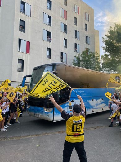 Les supporters de La Rochelle devant le bus de leur équipe