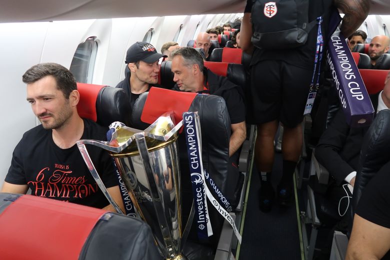 Le trophée bien installé dans le bus