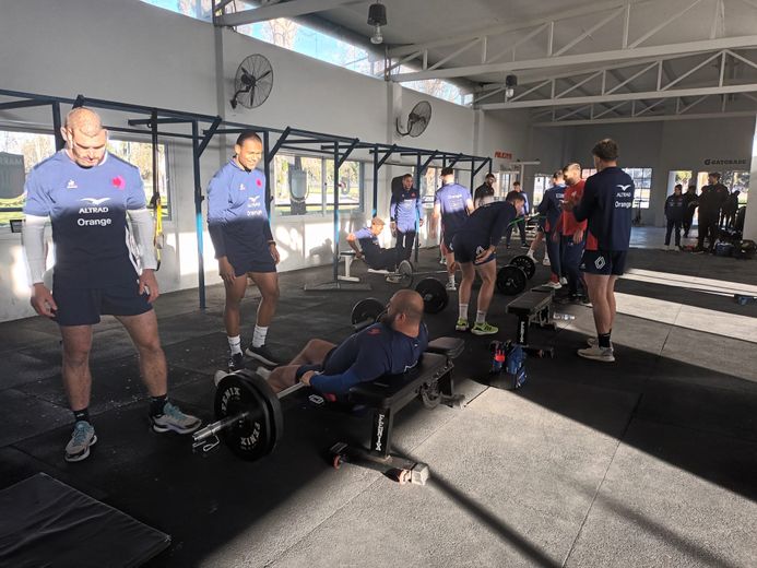 Le XV de France se prépare en salle de musculation.