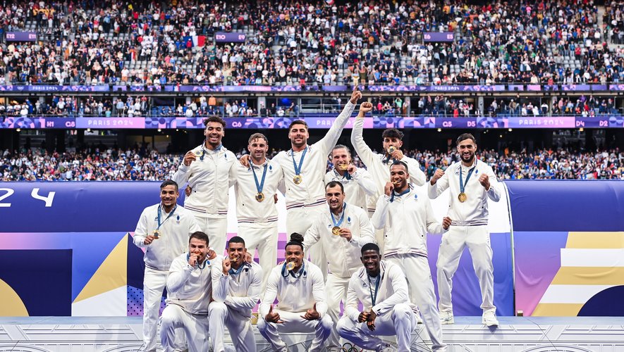 Médaille d'or pour l'équipe de France masculine de rugby à 7, après sa victoire contre les Fidji en finale