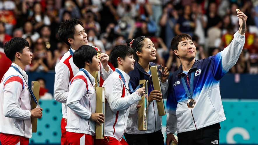 JO Paris 2024 – Un selfie pour l’histoire entre les pongistes nord et
