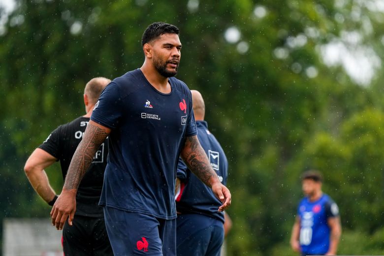 Romain Taofifenua mesure 2 mètres et pèse 135 kilos.