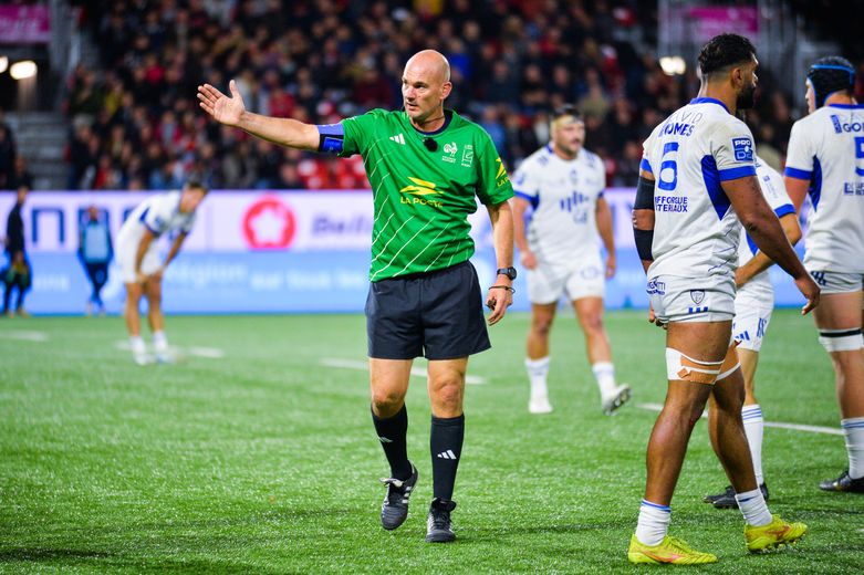 L'arbitre Mathieu Noirot avait du pain sur la planche lors du match entre Oyonnax et Colomiers.