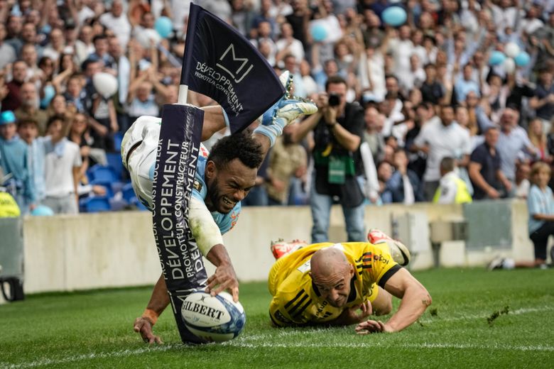 Sous les yeux de Leyds, la main gauche de Maqala est en touche avant que le ballon ne soit aplati dans l'en-but.