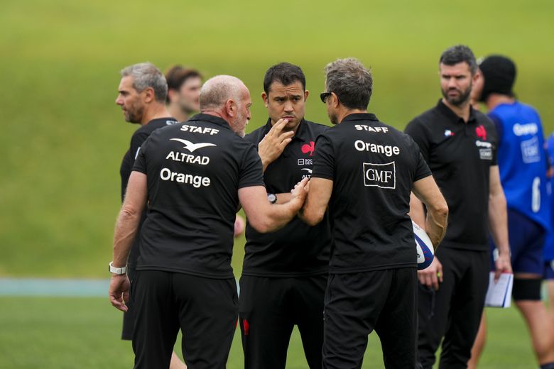 Le staff du XV de France, avec Fabien Galthié, Laurent Sempéré et Patrick Arlettaz de droite à gauche.