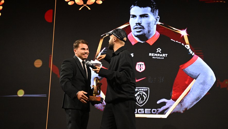 Vidéo. "Tout le monde parle de Dupont, moi, je voulais parler d'Antoine" : quand le chanteur Oli rend hommage à Antoine Dupont sur la scène des Oscars Midi Olympique - rugbyrama.fr