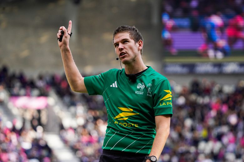 M. Rousselet, arbitre central du match entre Vannes et Bordeaux-Bègles.