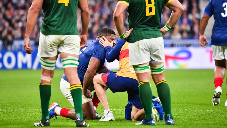 Jonathan Danty se fait soigner sur la pelouse du Stade de France en quart de finale du Mondial.