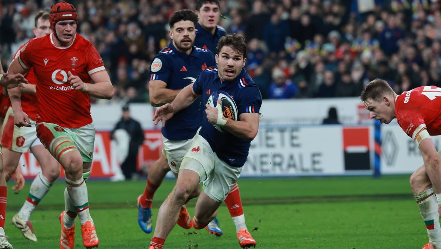 6 Nations 2025 – Technique. En position de "quaterback", comment Antoine  Dupont profite de la nouvelle animation offensive du XV de France -  rugbyrama.fr