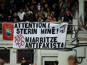 Pro D2 – Biarritz : deux banderoles contre le fascisme brandies en tribune par des supporters