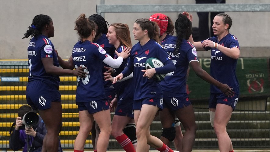 La joie des Bleues après leur victoire à Belfast contre l'Irlande pour l'ouverture du Tournoi.