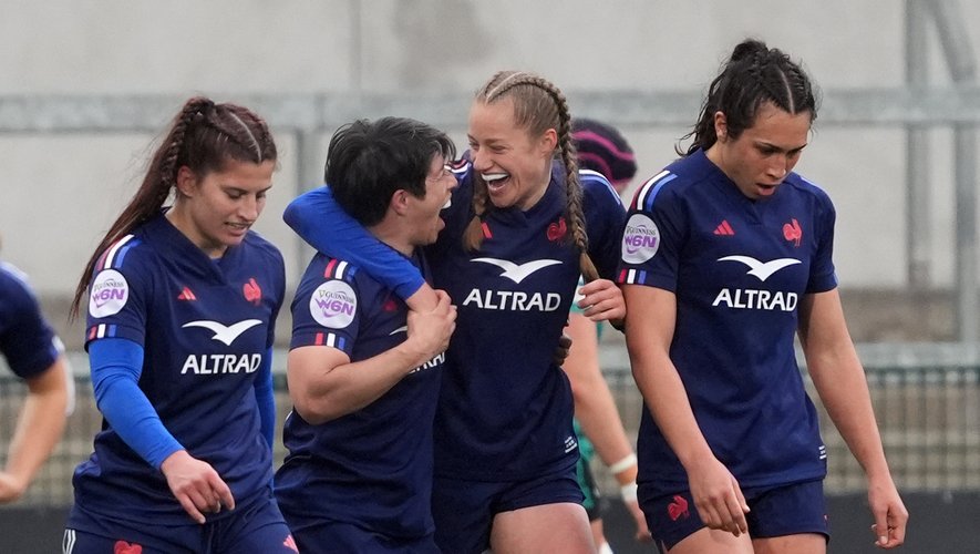 La joie du XV de France féminin qui s'est imposé sur la pelouse de Belfast en ouverture du Tournoi.