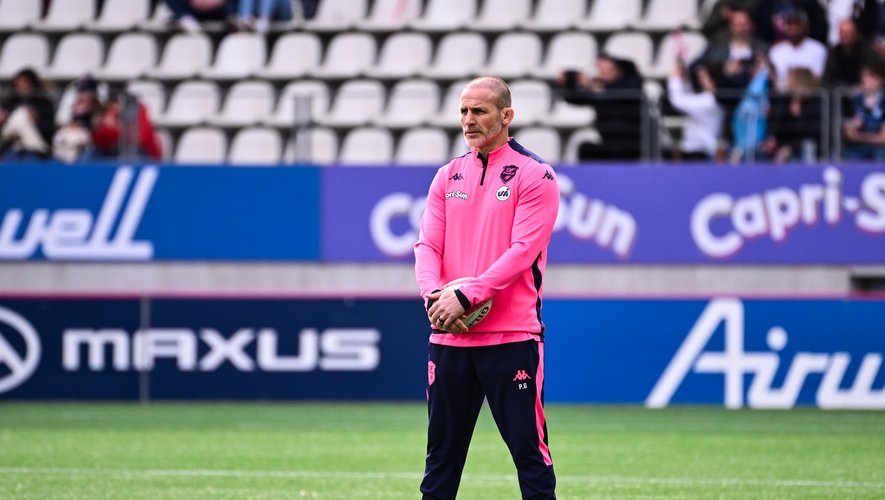 Paul Gustard observe ses joueurs à l’échauffement avant le match contre Bayonne.