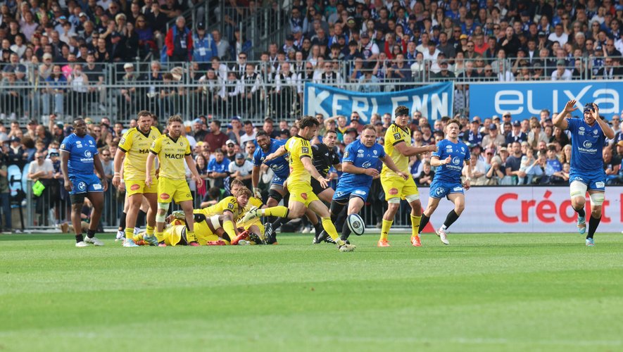 On joue la dernière action du match et Antoine Hastoy, pourtant à longue distance des poteaux vannetais, prend l’initiative du drop de la victoire. Avec réussite !