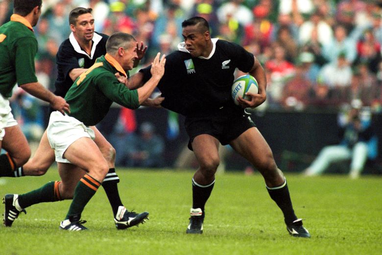 Jonah Lomu lors de la finale du Mondial 1995 face à James Small.