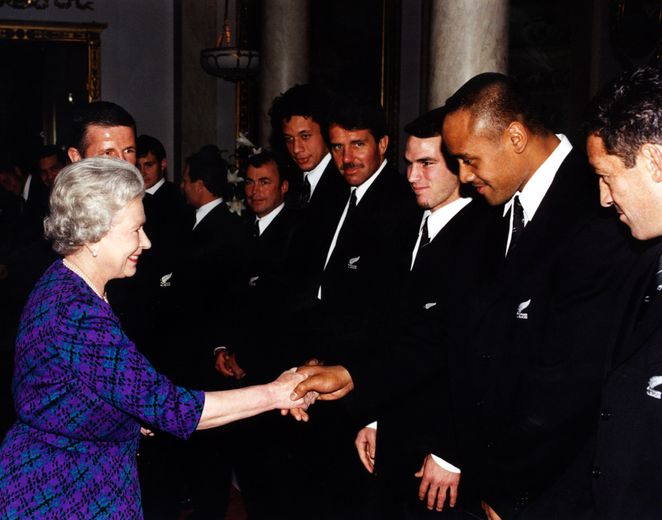 La reine Elizabeth II saluant Jonah Lomu