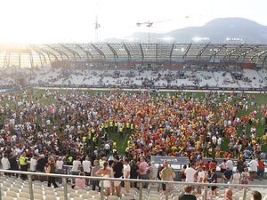 Barrage d’accession en Top 14 – Bagarres entre supporters de Grenoble et de Perpignan sur la pelouse du Stade des Alpes