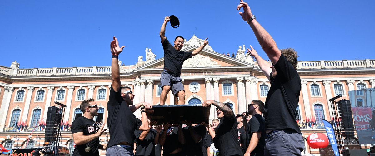 Finale Top 14 - Reportage. Guillaume Cramont habile micro en main, la chute de Naoto Saito... Toulouse a célébré son titre avec ses supporters