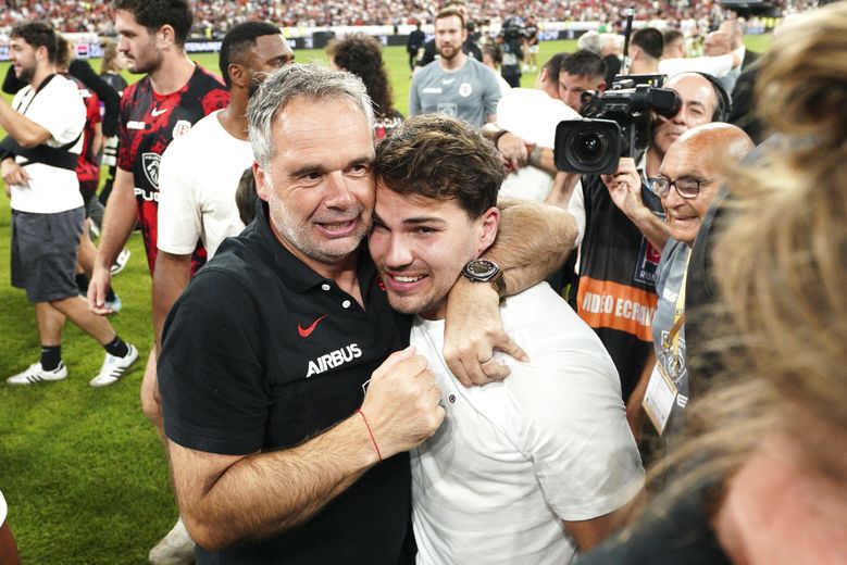Ugo Mola et Antoine Dupont s'enlacent après la victoire de Toulouse en Top 14