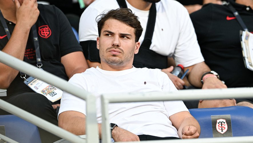 Top 14 / XV de France - "Des genoux, je n'en ai que deux, dont un qui est déjà bien abîmé" : Antoine Dupont ne veut pas précipiter son retour - rugbyrama.fr
