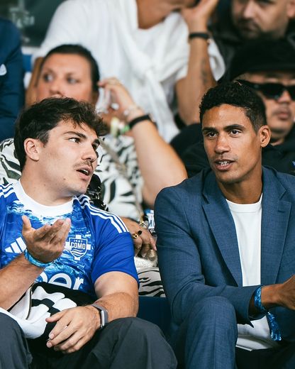 Insolite. Antoine Dupont en supporter de Côme en compagnie de Raphaël Varane et d'Iris Mittenaere - rugbyrama.fr