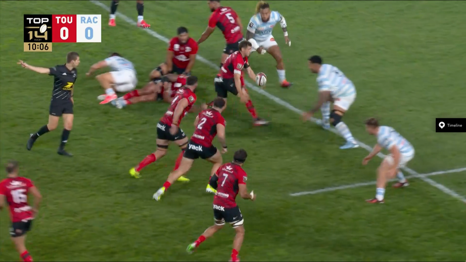 Serin porte le ballon pour fixer Taofifenua. Ollivon a senti le coup, et s’est placé entre le deuxième ligne du Racing 92 et un autre adversaire. Il passera ensuite les bras pour Baubigny.
