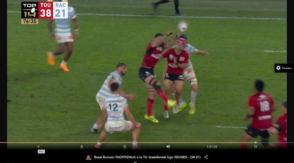 Ollivon devance les avants du Racing 92 pour volleyer le ballon vers ses partenaires.