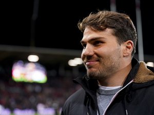 Vidéo. Top 14 – "En plus, Toto a un peu de budget" : quand Ugo Mola chambre Antoine Dupont pour sa prolongation