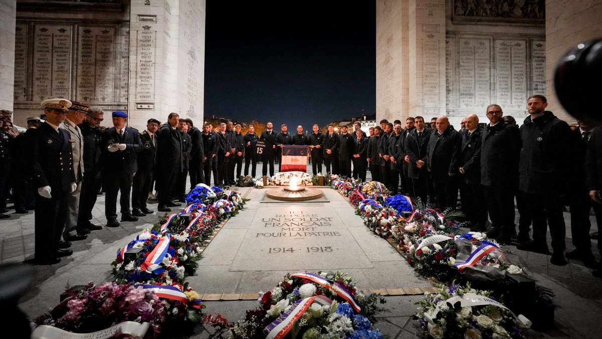 XV de France - Reportage. Sur la tombe du Soldat inconnu, les Bleus ont ...