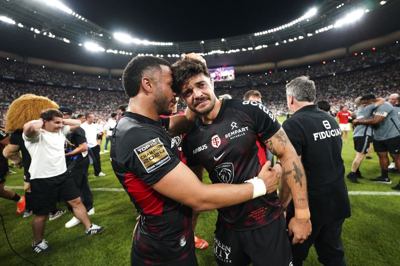 Matthis Lebel et Romain Ntamack après le titre de champion de France.