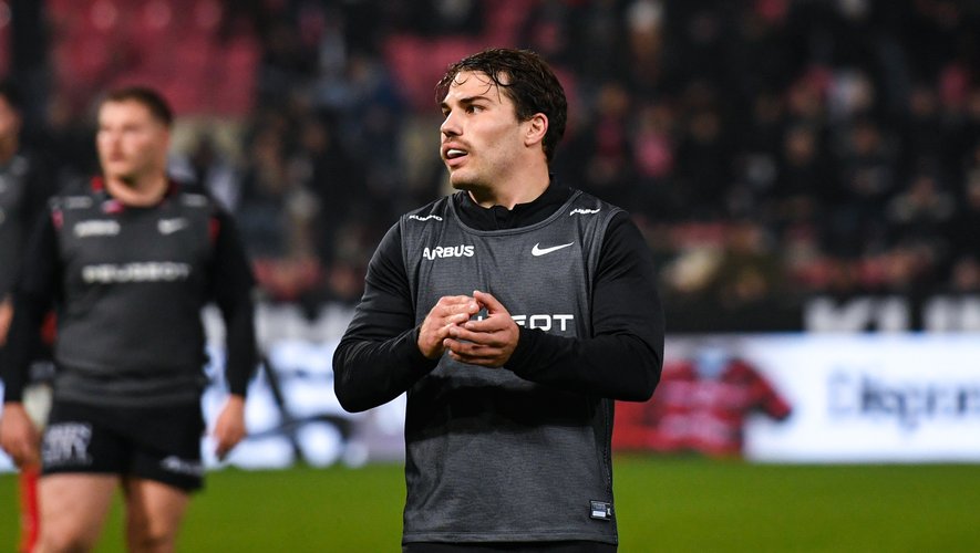 Antoine Dupont sera de nouveau sur le banc contre les Sharks.