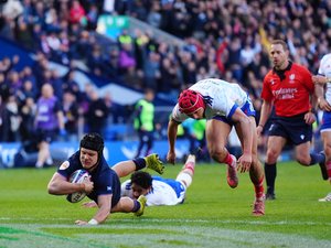 Joueurs de l'équipe de France en défense lors d'un match du Tournoi des 6 Nations