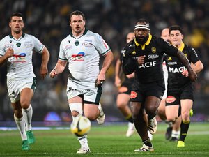 Les joueurs de La Rochelle célèbrent leur victoire contre Pau en Top 14
