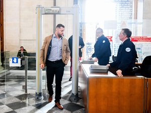 Façade du tribunal avec drapeaux français, symbolisant le procès en appel des trois anciens joueurs