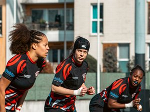 Joueuses de Bobigny célébrant leur victoire et leur maintien en Élite 1