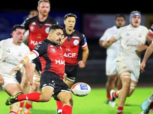 Vue d'ensemble d'un stade de rugby avec équipes en mêlée