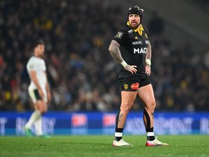 Joueur de La Rochelle en action lors d'une séquence offensive contre Pau