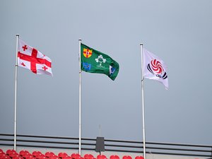 Logo de la fédération géorgienne de rugby avec en arrière-plan le drapeau de Géorgie