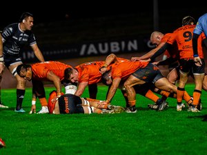 Affrontement intense entre les joueurs de Nice et Narbonne lors d'un match de Nationale