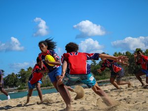 Jeunes joueurs cubains de rugby à 7 en action sur le terrain sous le soleil des Caraïbes