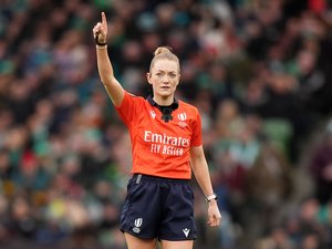 Arbitre de rugby en tenue officielle dirigeant un match